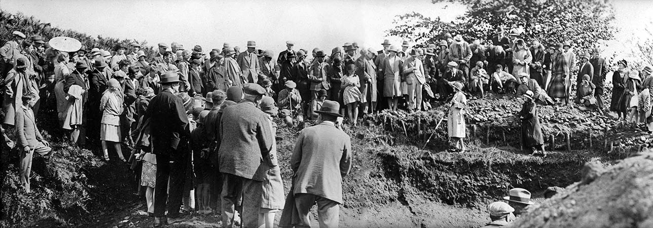 Dorothy Liddell explaining the excavations to a joint meeting of the Devon Archaelogical Society